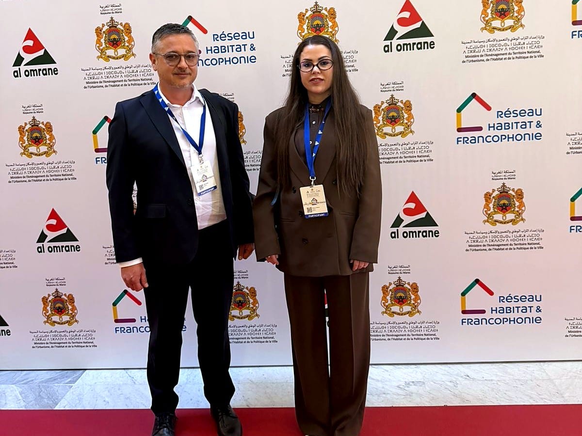 Représentants de Nivem et WVD devant le mur de la conférence, à Marrakech